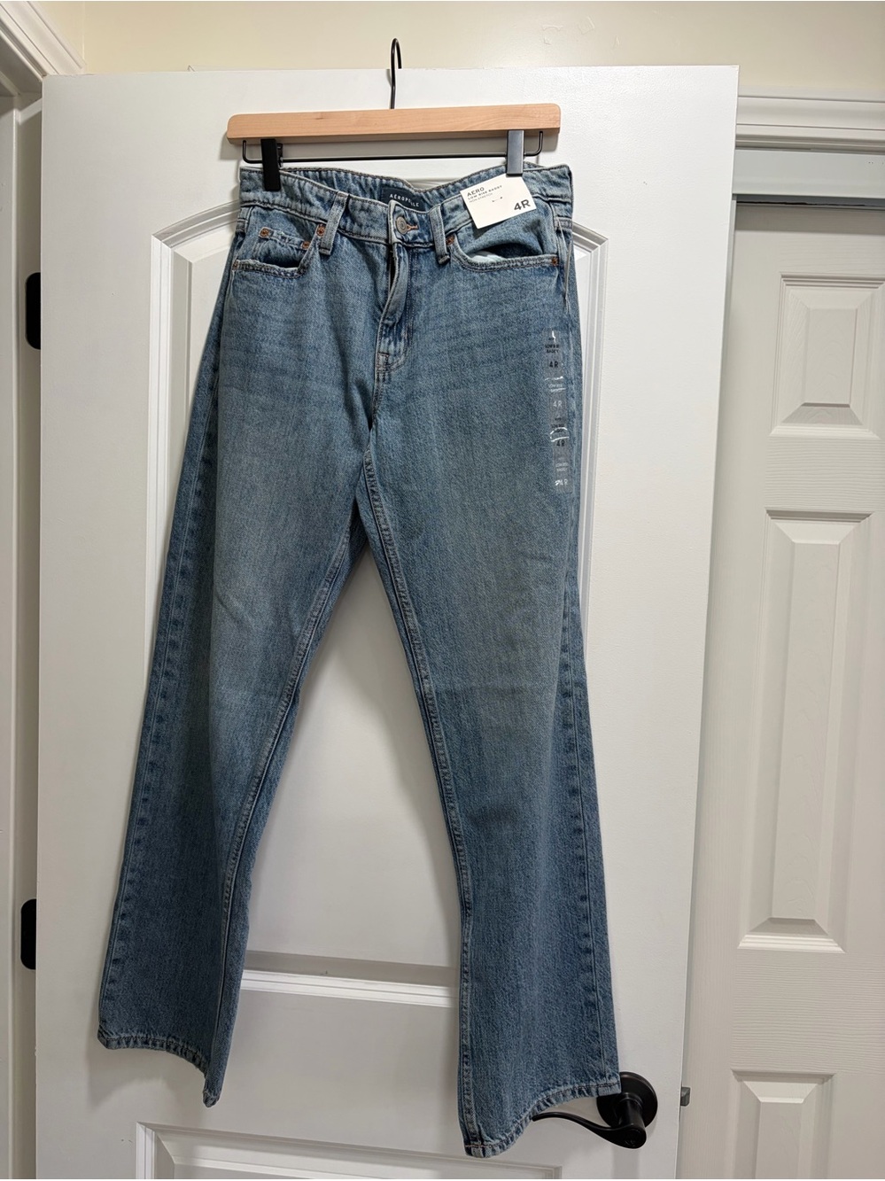 NWT Aeropostale Low Rise Baggy Jeans Non-Stretch Medium Wash - 4R